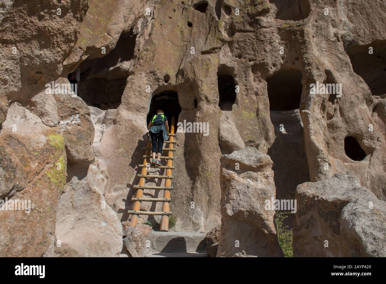 Les personnes visitant les falaises de Frijoles Canyon, monument national de Bandelier près de Los Alamos, Nouveau Mexique, États-Unis. Banque D'Images