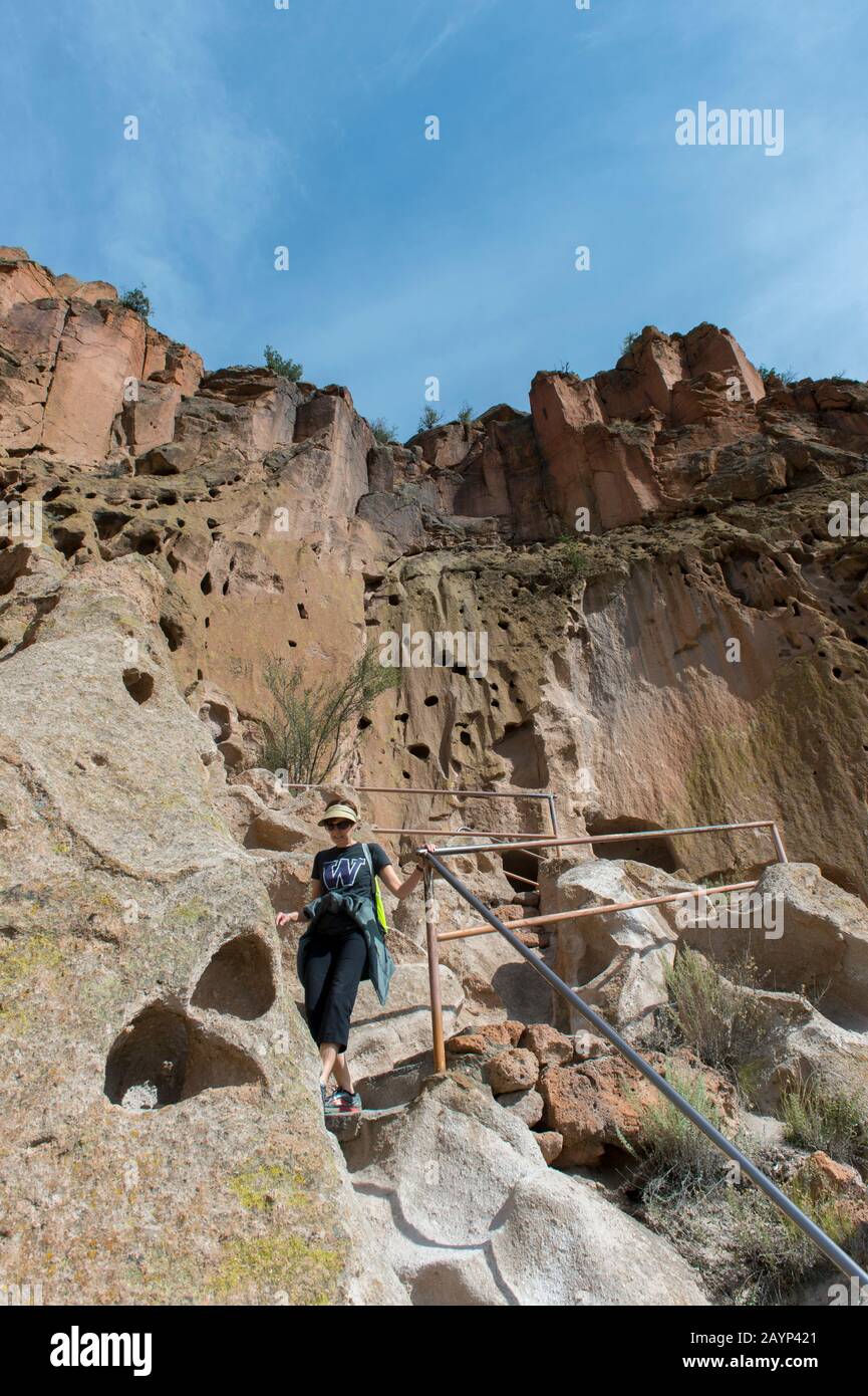 Une femme (Model Release 20020923-10) sur le sentier pour voir les falaises de Frijoles Canyon, Bandelier National Monument près de Los Alamos, New Mexic Banque D'Images