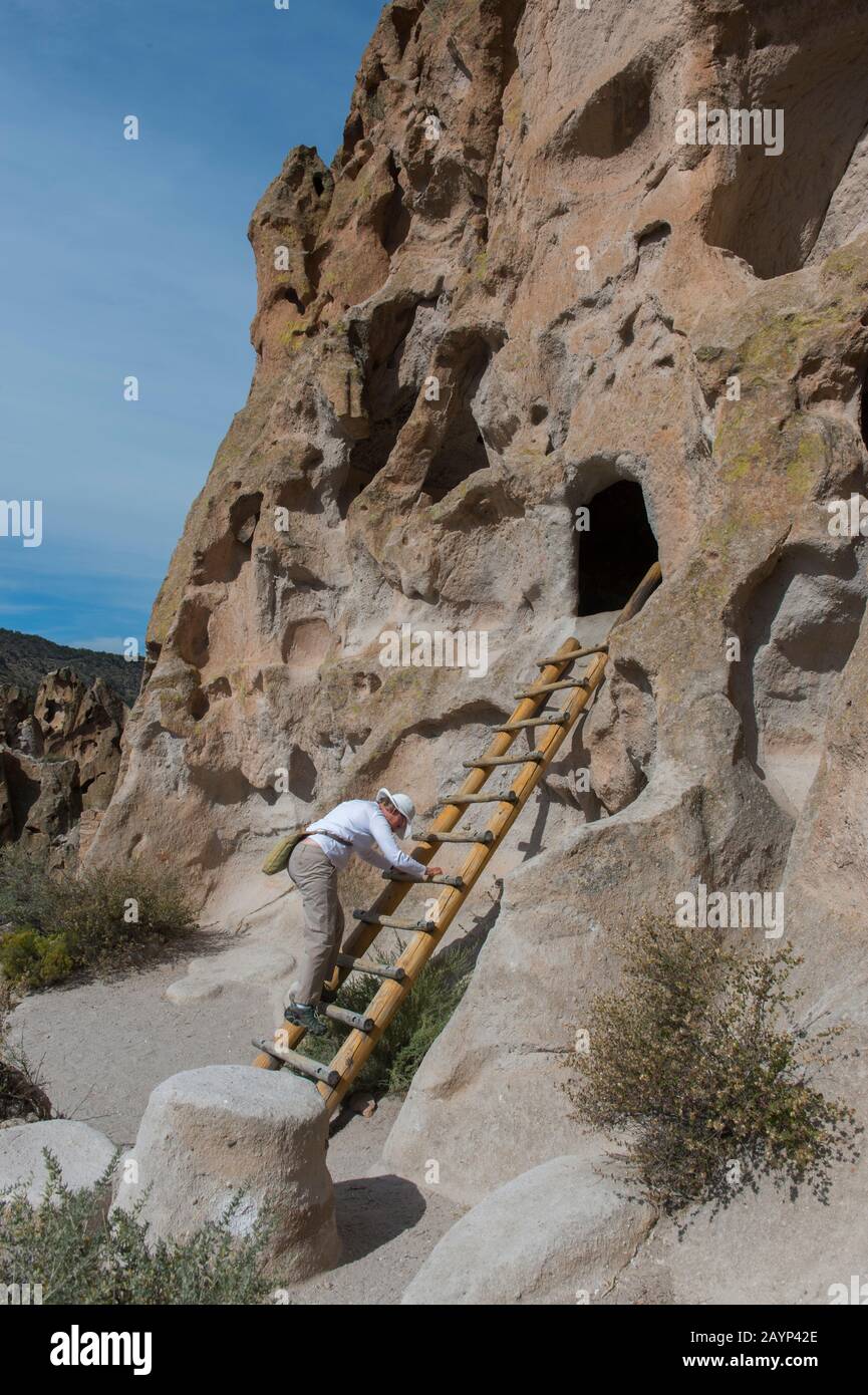 Les personnes visitant les falaises de Frijoles Canyon, monument national de Bandelier près de Los Alamos, Nouveau Mexique, États-Unis. Banque D'Images