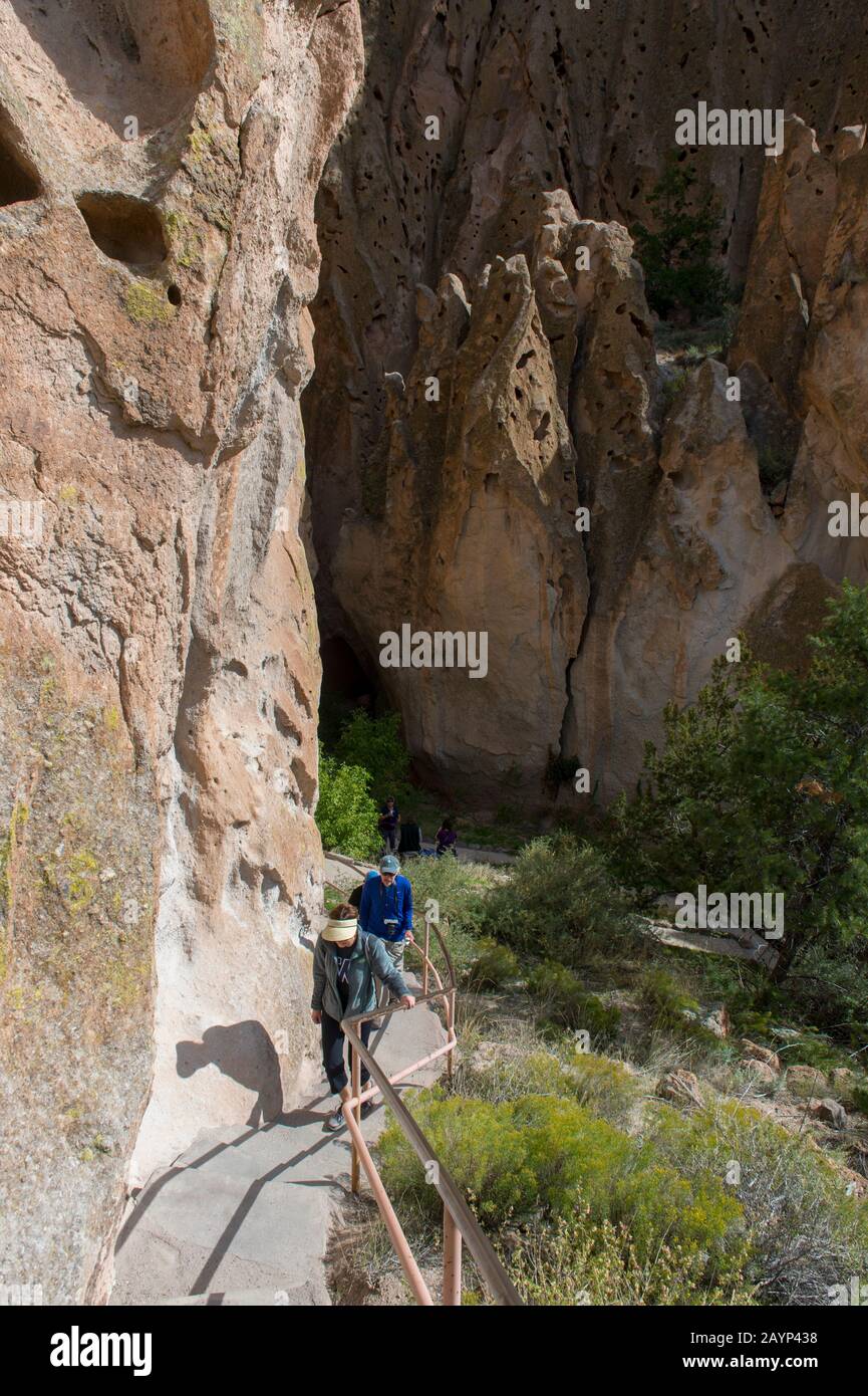 Les gens sur le sentier pour voir les falaises à Frijoles Canyon, Bandelier National Monument près de Los Alamos, Nouveau Mexique, États-Unis. Banque D'Images