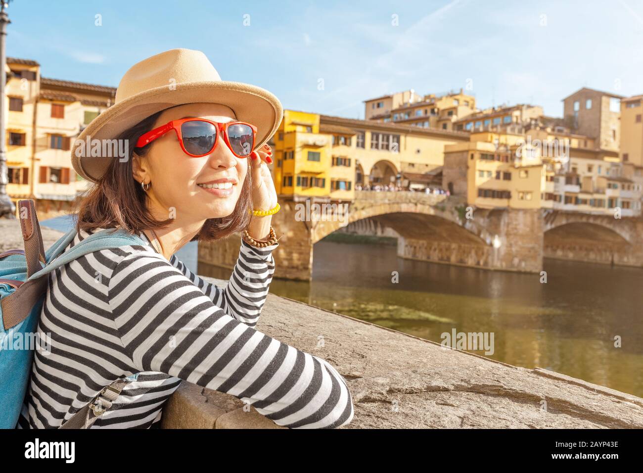 Un voyageur heureux les femmes asiatiques en vacances à Florence en admirant la vue sur le Ponte Vecchio célèbre monument pendant le voyage en Italie, en Europe Banque D'Images