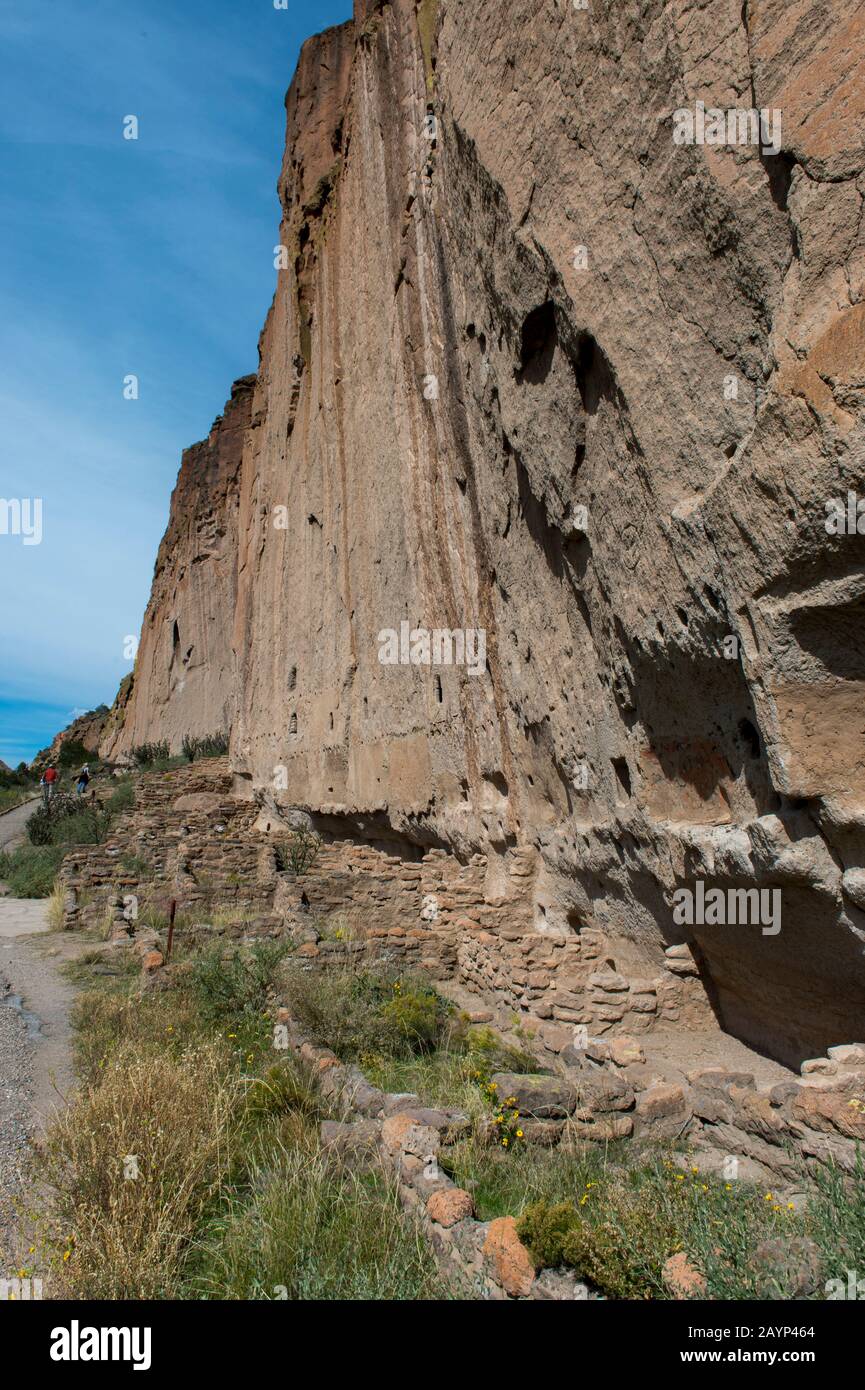 The long House aux anciennes falaises de Frijoles Canyon, monument national de Bandelier près de Los Alamos, Nouveau Mexique, États-Unis. Banque D'Images
