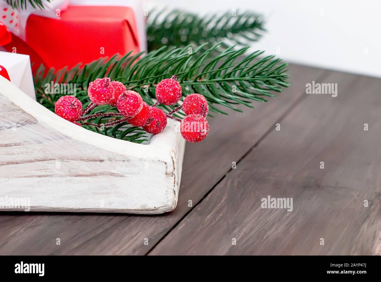 Béryes congelés et boîte cadeau liée, branches de first, bonbons sur le fond blanc. Carte Christmass Banque D'Images