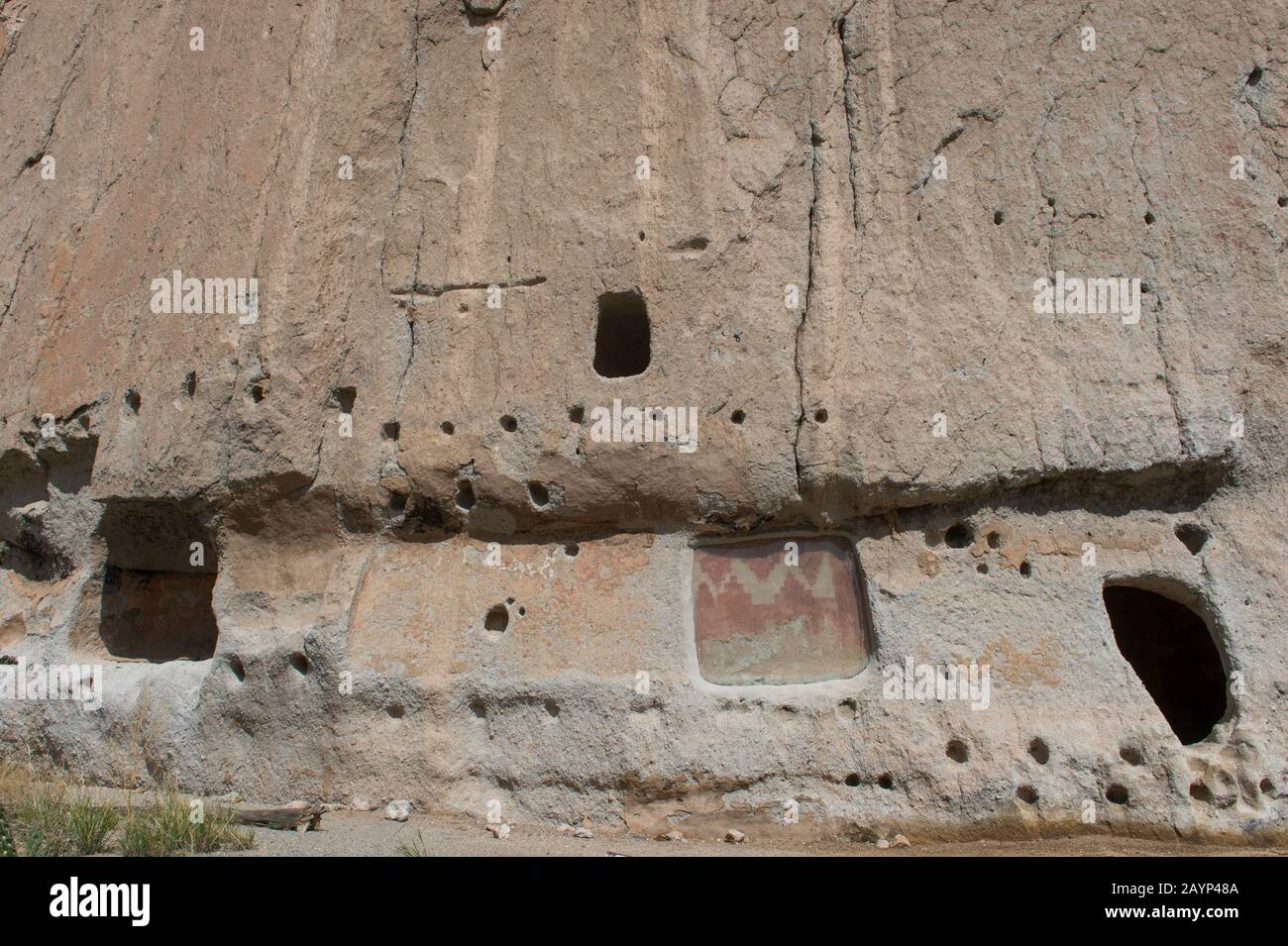 The long House aux anciennes falaises de Frijoles Canyon, monument national de Bandelier près de Los Alamos, Nouveau Mexique, États-Unis. Banque D'Images