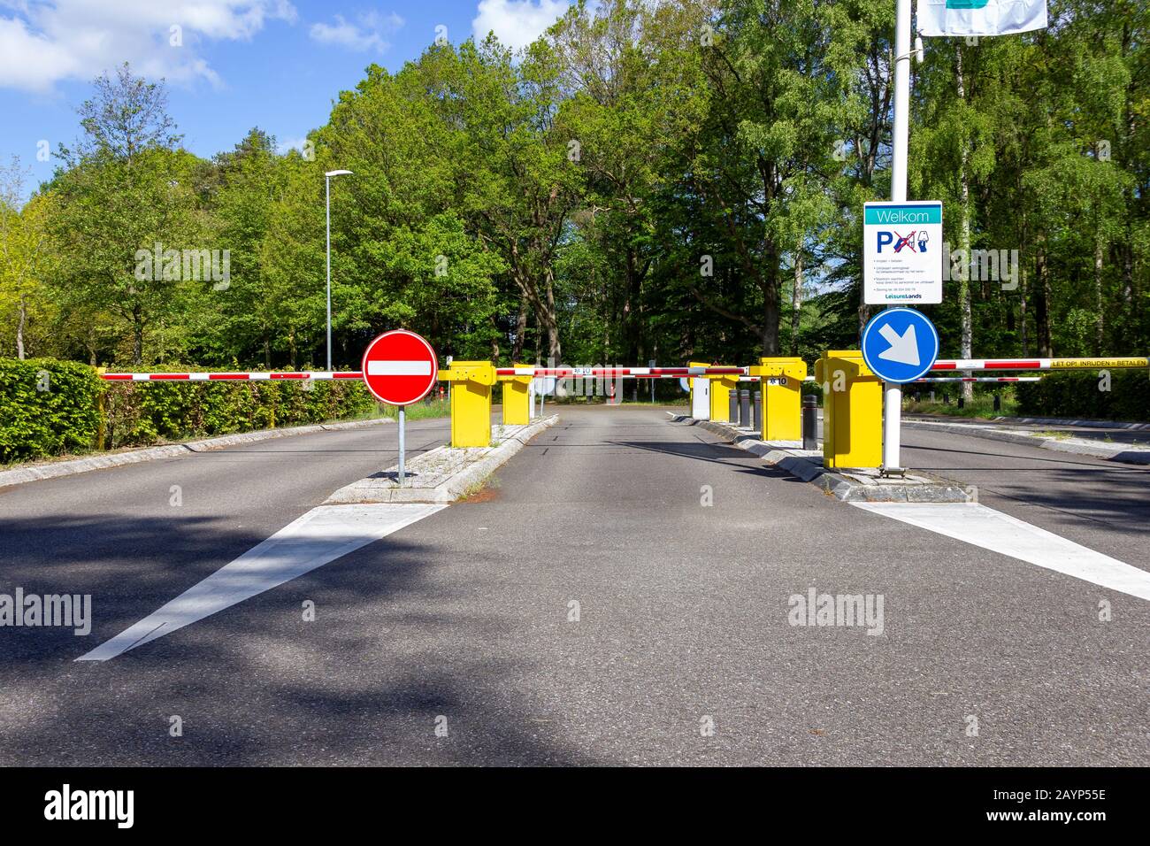 Un portrait d'une rue fermée par un bar avec quelques panneaux de signalisation devant eux. Le système de porte automatique offre une sécurité supplémentaire de u Banque D'Images