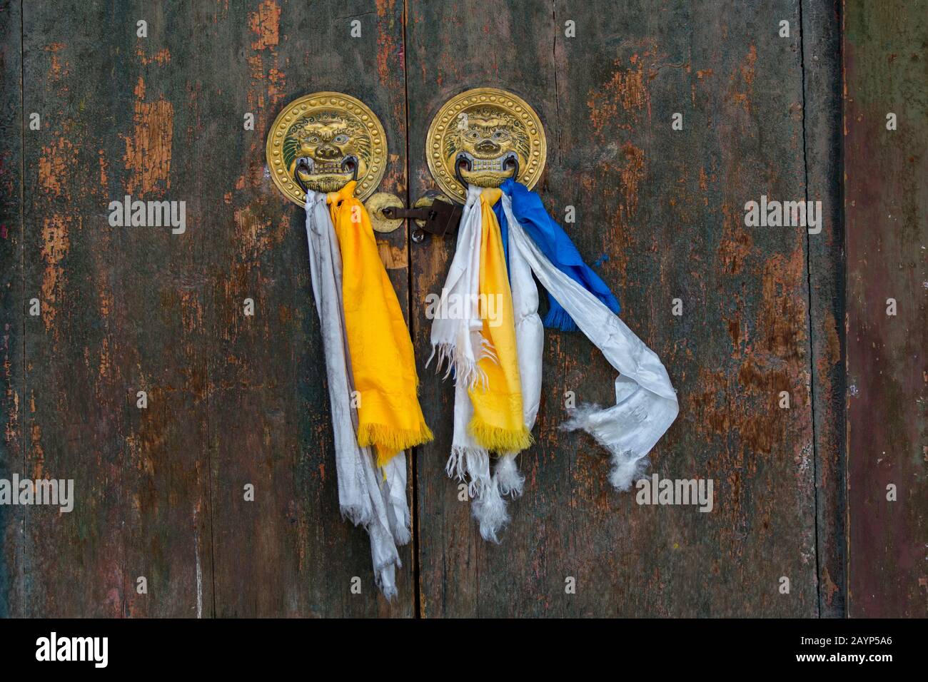 Porte de knockers avec foulards de prière sur la porte du temple Laviran, partie du complexe monastère d'Erdene Zuu à Kharakhorum (Karakorum), Mongolie, Mo Banque D'Images