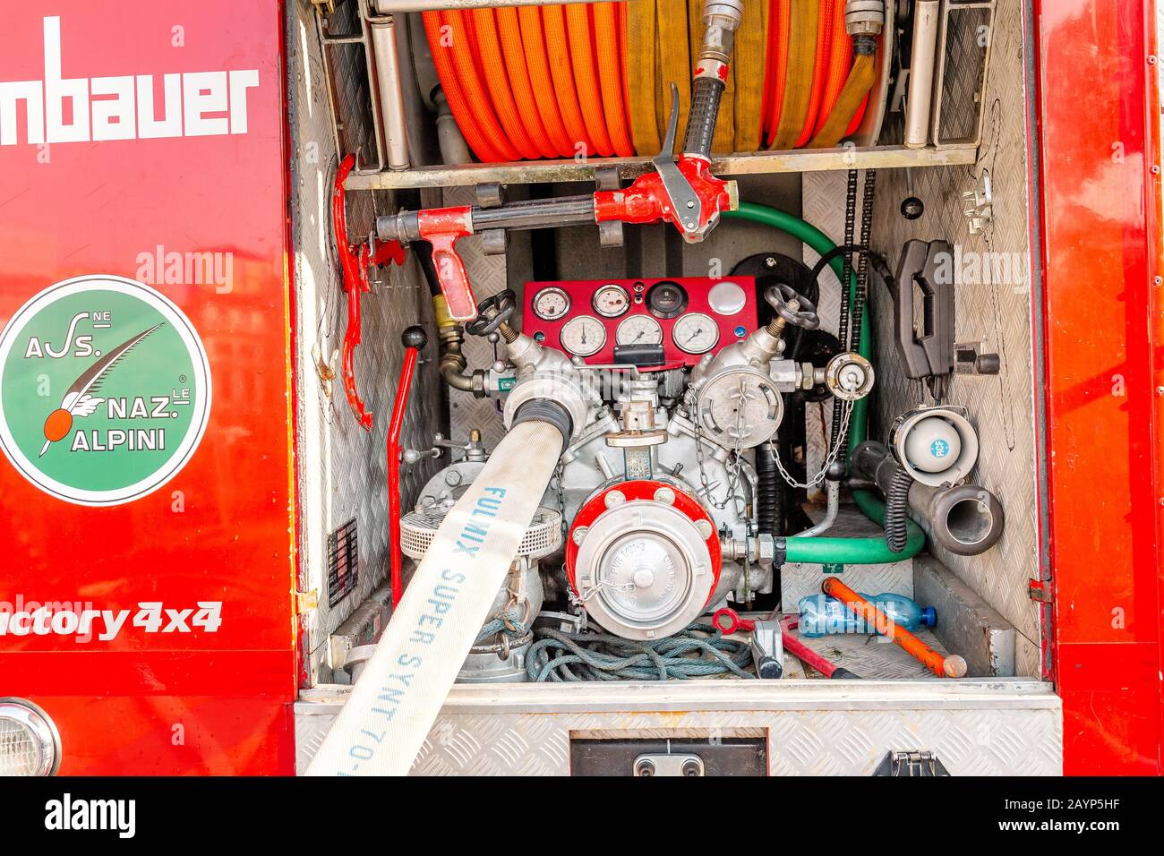 20 OCTOBRE 2018, VÉRONE, ITALIE : équipement de pompage de camions de pompiers Banque D'Images