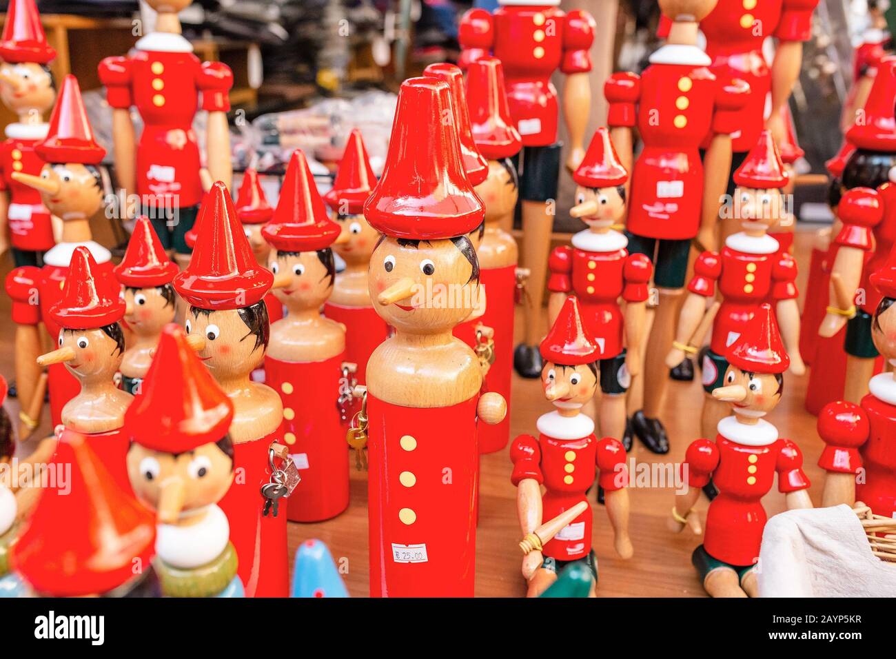 19 OCTOBRE 2018, FLORENCE, ITALIE : jouets de marionnettes Pinocchio à vendre à la boutique touristique comme souvenirs d'Italie Banque D'Images