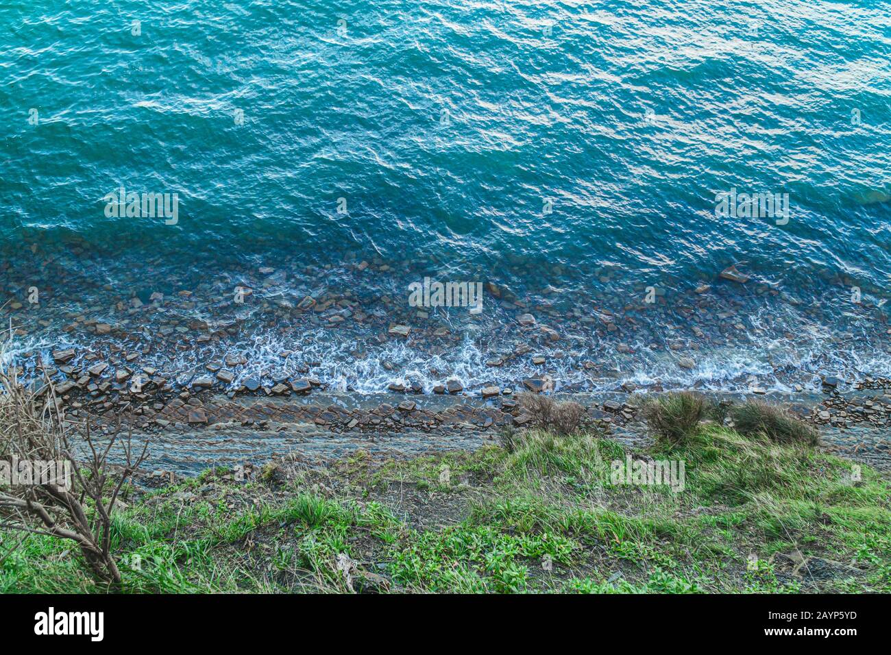 Côte de mer avec littoral en pierre et belle eau Banque D'Images