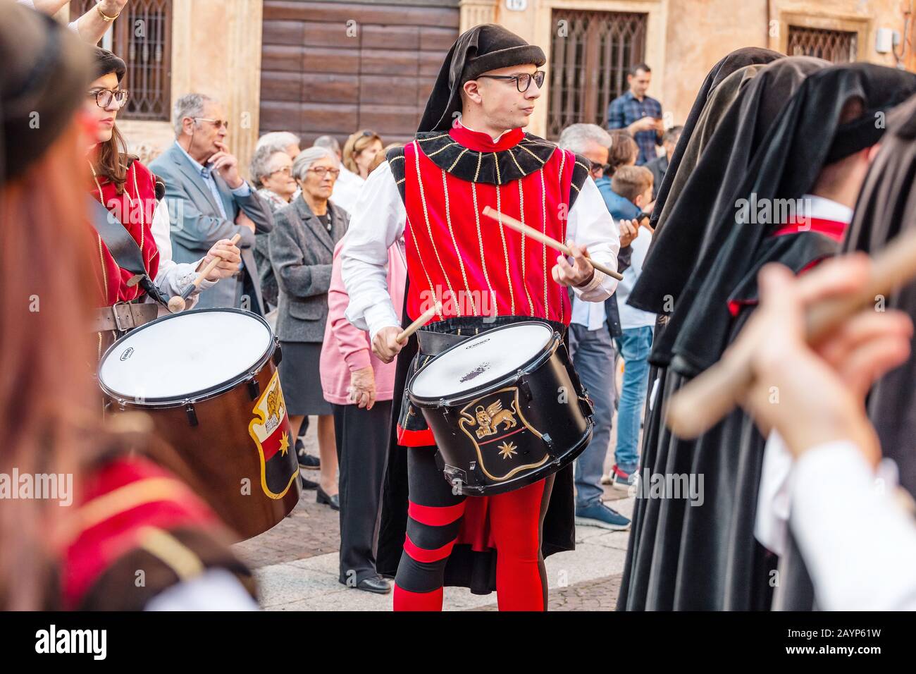 20 OCTOBRE 2018, VÉRONE, ITALIE : batteur au festival de musique médiévale en Europe Banque D'Images