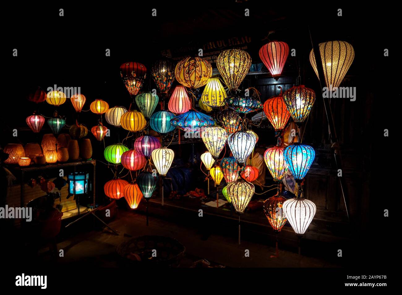 Célèbres lanternes vietnamiennes à Hoi un marché de nuit pendant le Festival de la lumière Banque D'Images