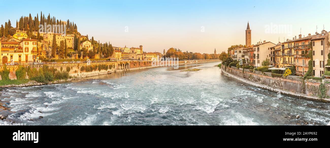 Vue panoramique sur la vieille ville de Vérone et pont sur la rivière Adige. Destination de voyage en Italie concept Banque D'Images