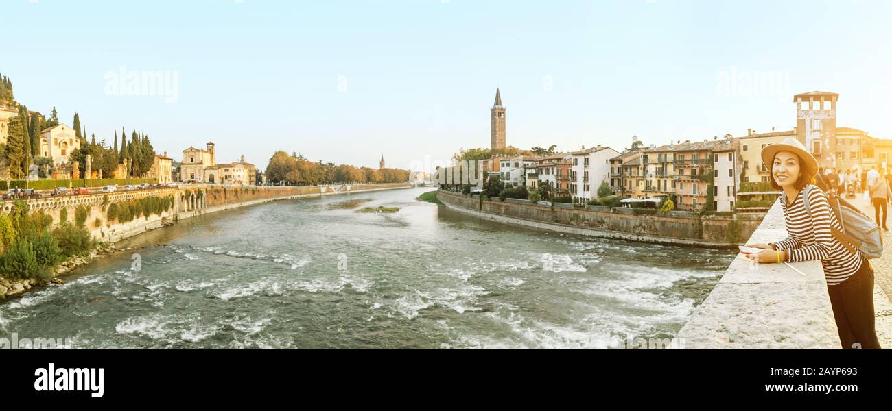 Vue panoramique sur la vieille ville de Vérone et pont sur la rivière Adige. Destination de voyage en Italie concept Banque D'Images
