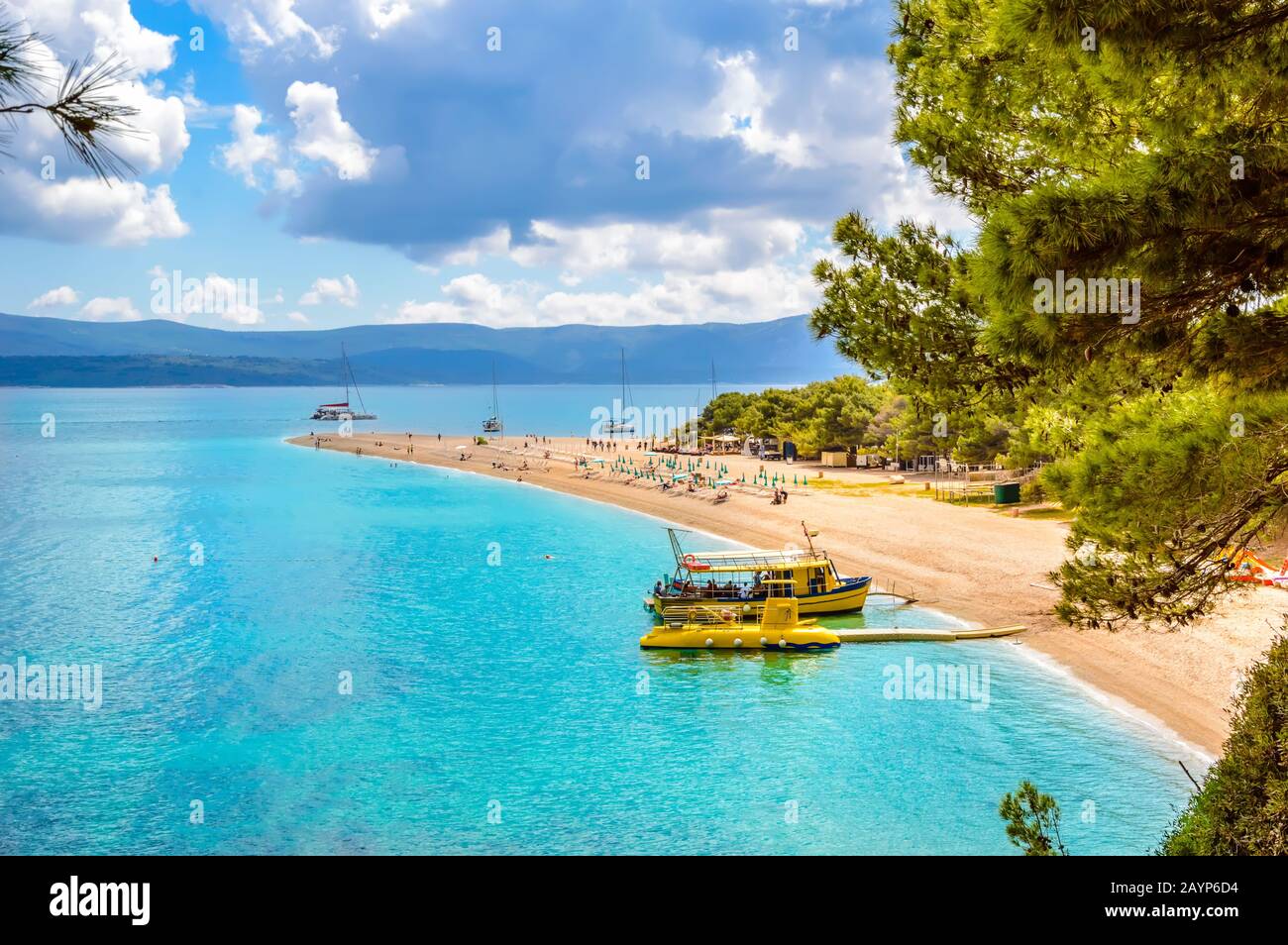 Zlatni Rat Beach, Golden Horn ou Golden Cape dans la ville de bol, île de Brac près de Split, Croatie. Plage de gravier, pins et eau turquoise de l'Adriatique Se Banque D'Images