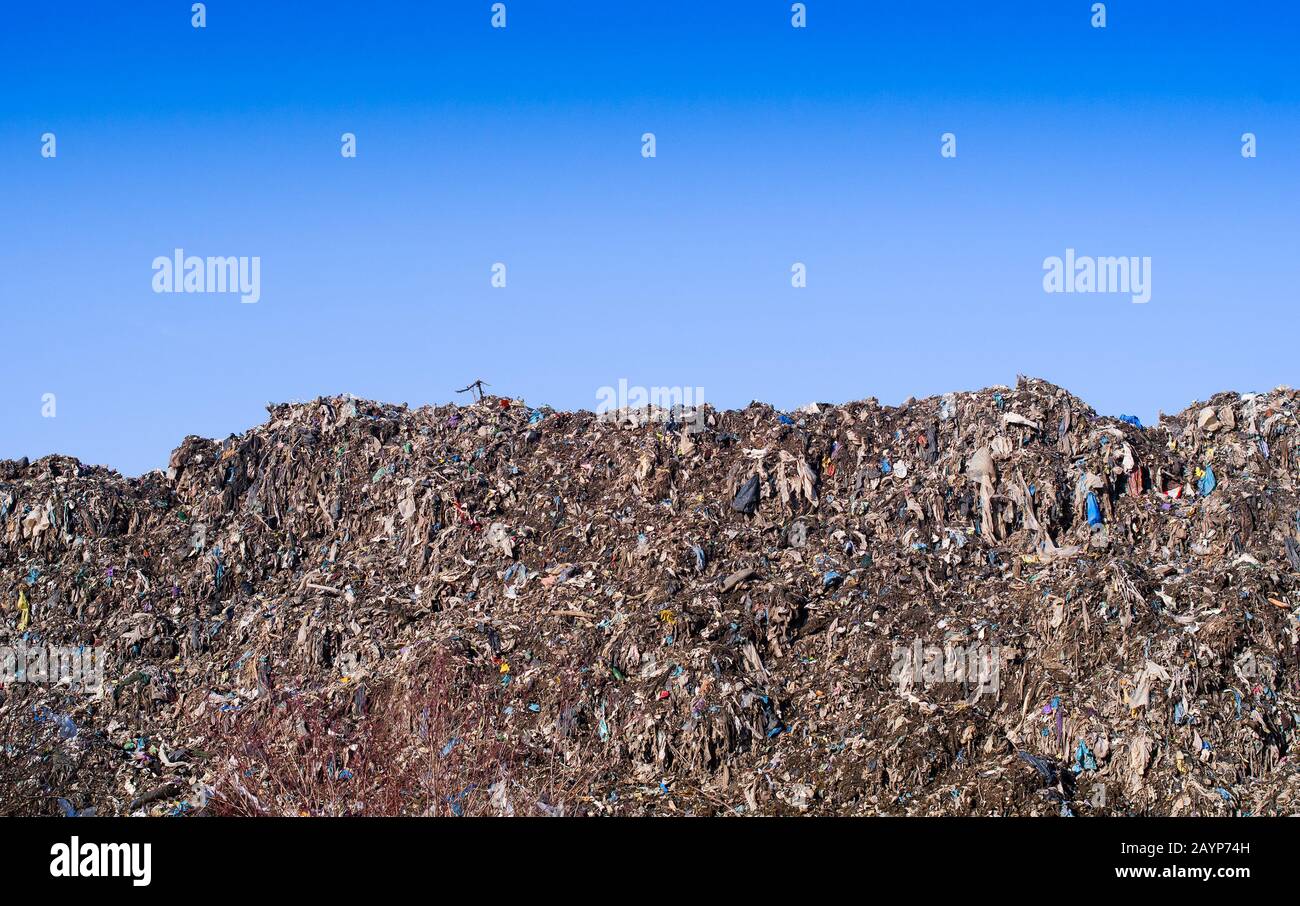 Ordures de montagne. Pile de résidus toxiques et de résidus de stink. Banque D'Images