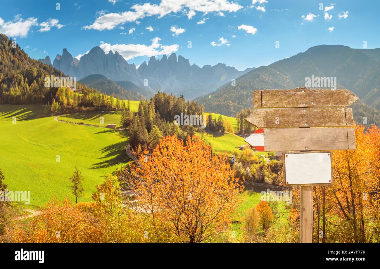 Panneau de randonnée, pointant sur différentes routes de la vallée de Funes dans les montagnes des Alpes des Dolomites italiennes Banque D'Images