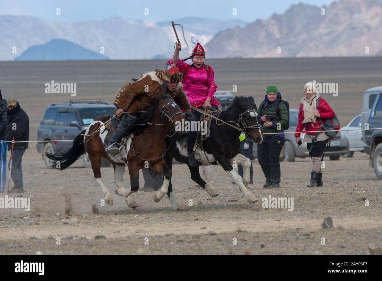 Le jeu Kyz Kuar (Rattraper une fille) est un jeu d'équitation traditionnel pour les couples étaient les garçons qui étaient fouettés par les filles si la fille le peut Banque D'Images