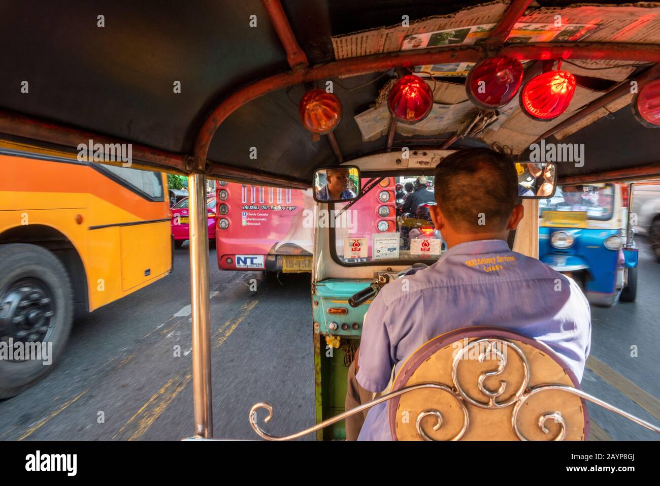 Le chauffeur de tuk tuk dans le centre de Bangkok, dans les zones touristiques très fréquentées, les embouteillages et la circulation du centre-ville. Banque D'Images