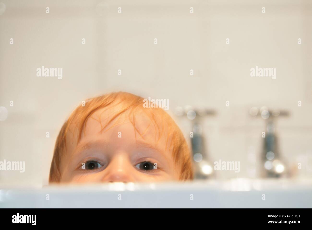 Jeune enfant dans le bain Banque D'Images