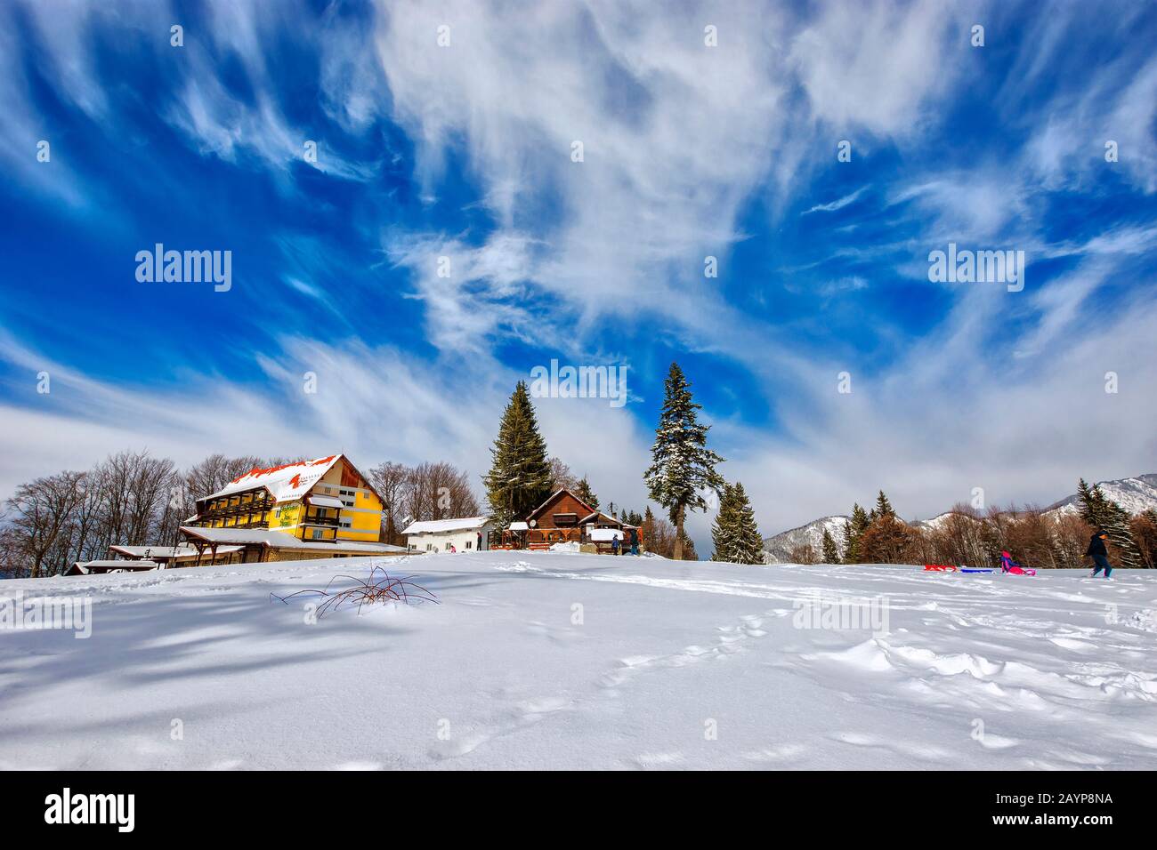 Ambiance incroyable au chalet Trei Brazi en hiver à 1120 mètres d'altitude et à 5 km de la station de ski Predeal, vallée de Prahova, Roumanie Banque D'Images