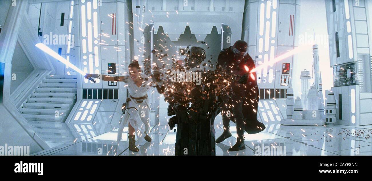 Star Wars: The Rise of Skywalker (aussi connu sous le nom de Star Wars: Épisode IX – The Rise of Skywalker) est un film épique américain produit, co-écrit et réalisé par J. J. Abrams. Cette photographie est destinée à un usage éditorial uniquement et est le copyright de la société de film et/ou du photographe assigné par la société de production ou de film et ne peut être reproduite que par des publications en conjonction avec la promotion du film ci-dessus. Un crédit obligatoire pour la société de films est requis. Le Photographe doit également être crédité s'il est connu. Banque D'Images