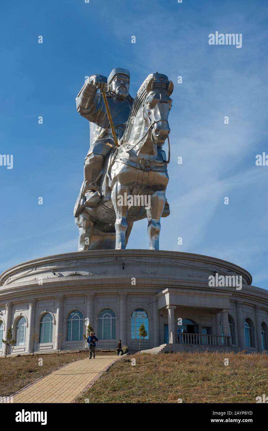 La statue équestre de Gengis Khan mesure 130 pieds de haut et fait partie Du Complexe de la statue de Gengis Khan sur la rive de la rivière Tuul à Tsonjin Boldog 33 M. Banque D'Images