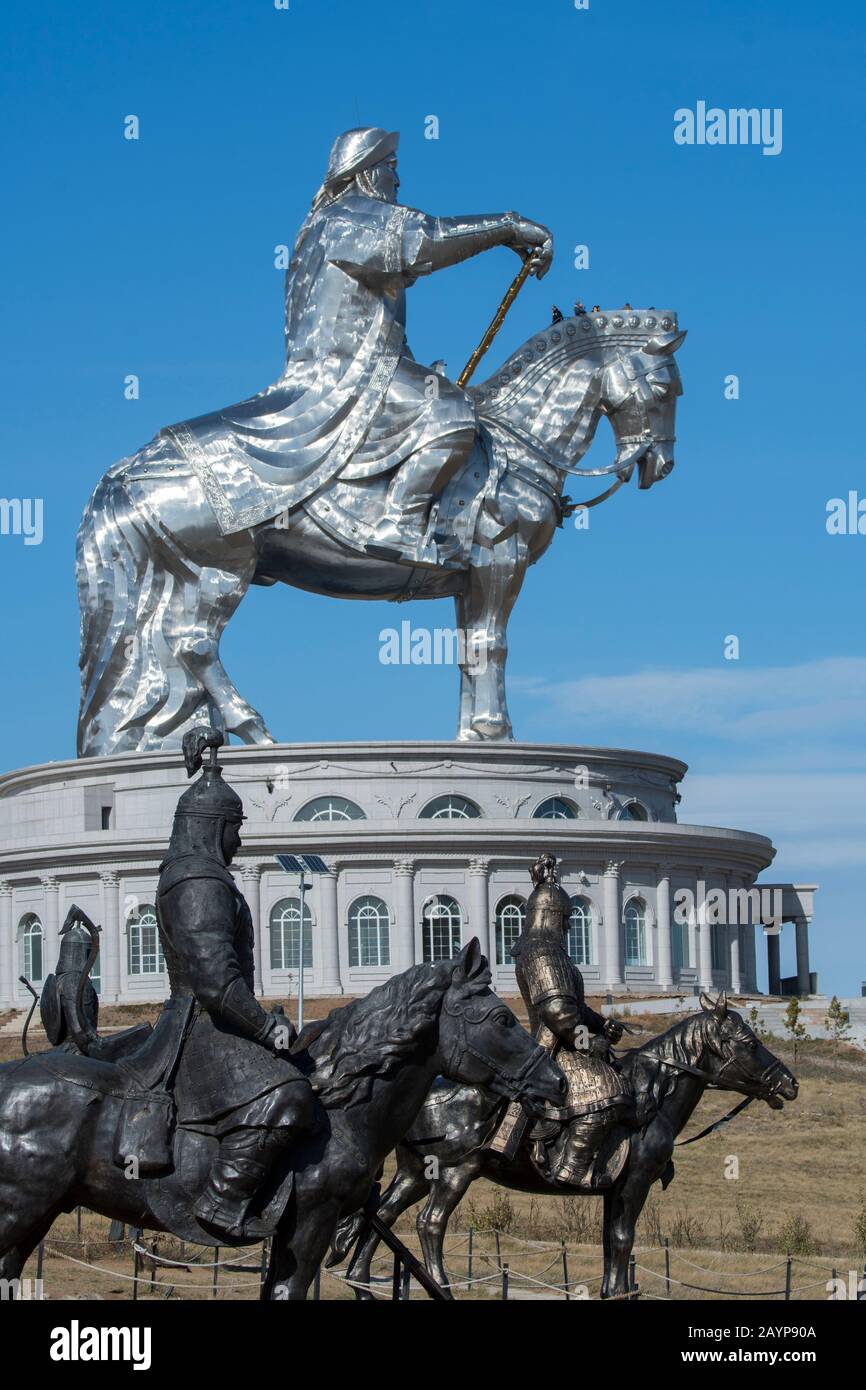 Les cavaliers en bronze et la statue équestre Gengis Khan (130 pieds de hauteur) font partie Du Complexe de la statue Gengis Khan sur la rive de la rivière Tuul à Ts Banque D'Images