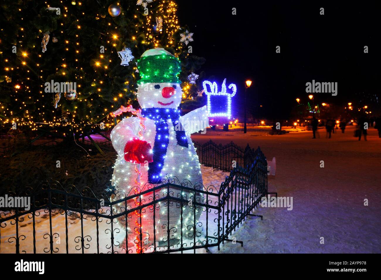 Bonhomme de neige joyeux sous l'arbre de Noël Banque D'Images