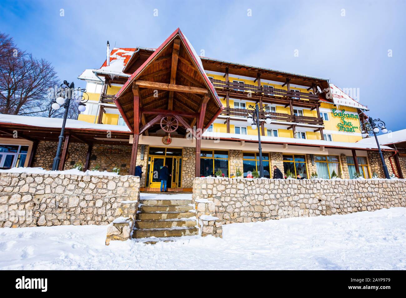 Chalet Trei Brazi en hiver à 1120 mètres d'altitude et à 5 km de la station de ski Predeal, de la vallée de Prahova, des montagnes de Bucegi, en Roumanie. Banque D'Images