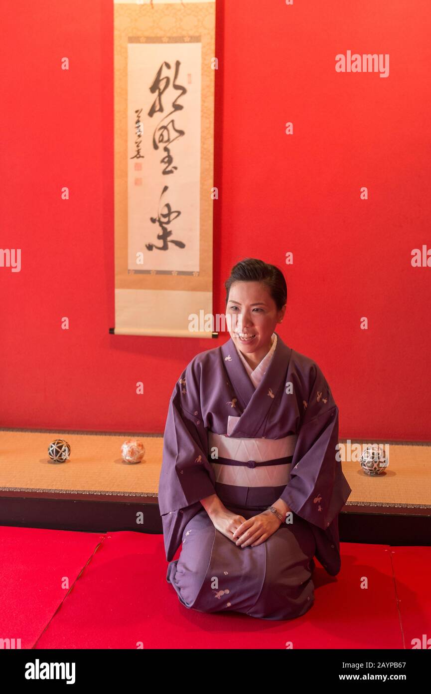 Un entretien d'information par une femme japonaise à Kaikaro - un ancien restaurant où geisha a amusé leurs clients à un dîner dans un vieux thé de l'hou Banque D'Images