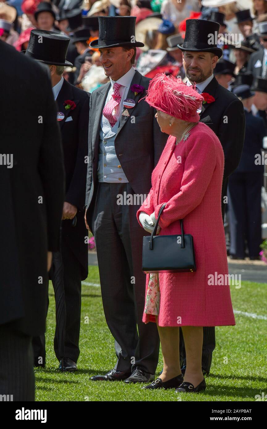 Royal Ascot Day Four, Courses D'Ascot, Berkshire, Royaume-Uni. 21 juin 2019. Sa Majesté la Reine et le petit-fils aîné Peter Phillips ainsi que Jonny Weatherby dans le Parade Ring à Royal Ascot. Crédit : Maureen Mclean/Alay Banque D'Images