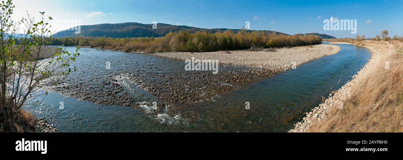 panorama sur la rivière près de montagnes lointaines lors d'une belle journée ensoleillée Banque D'Images