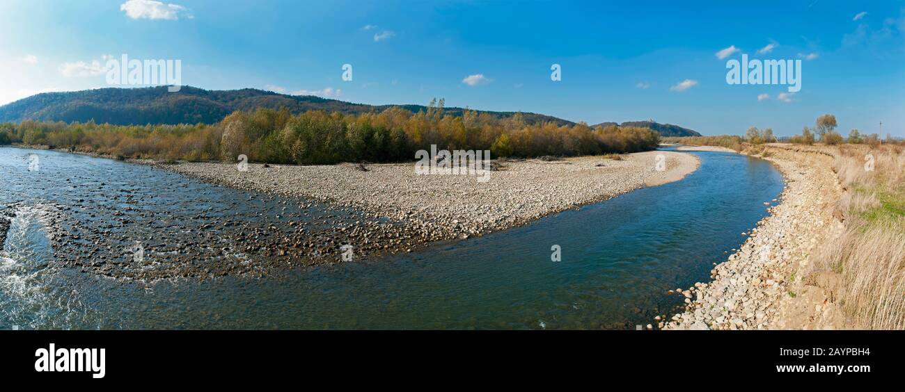 panorama sur la rivière près de montagnes lointaines lors d'une belle journée ensoleillée Banque D'Images