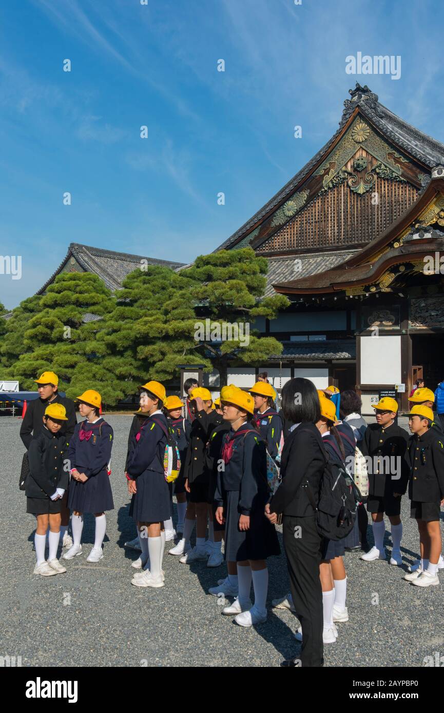 Enfants d'école japonais en uniforme visite au palais Ninomaru du château de Nijo, site classé au patrimoine mondial de l'UNESCO, à Kyoto, au Japon. Banque D'Images