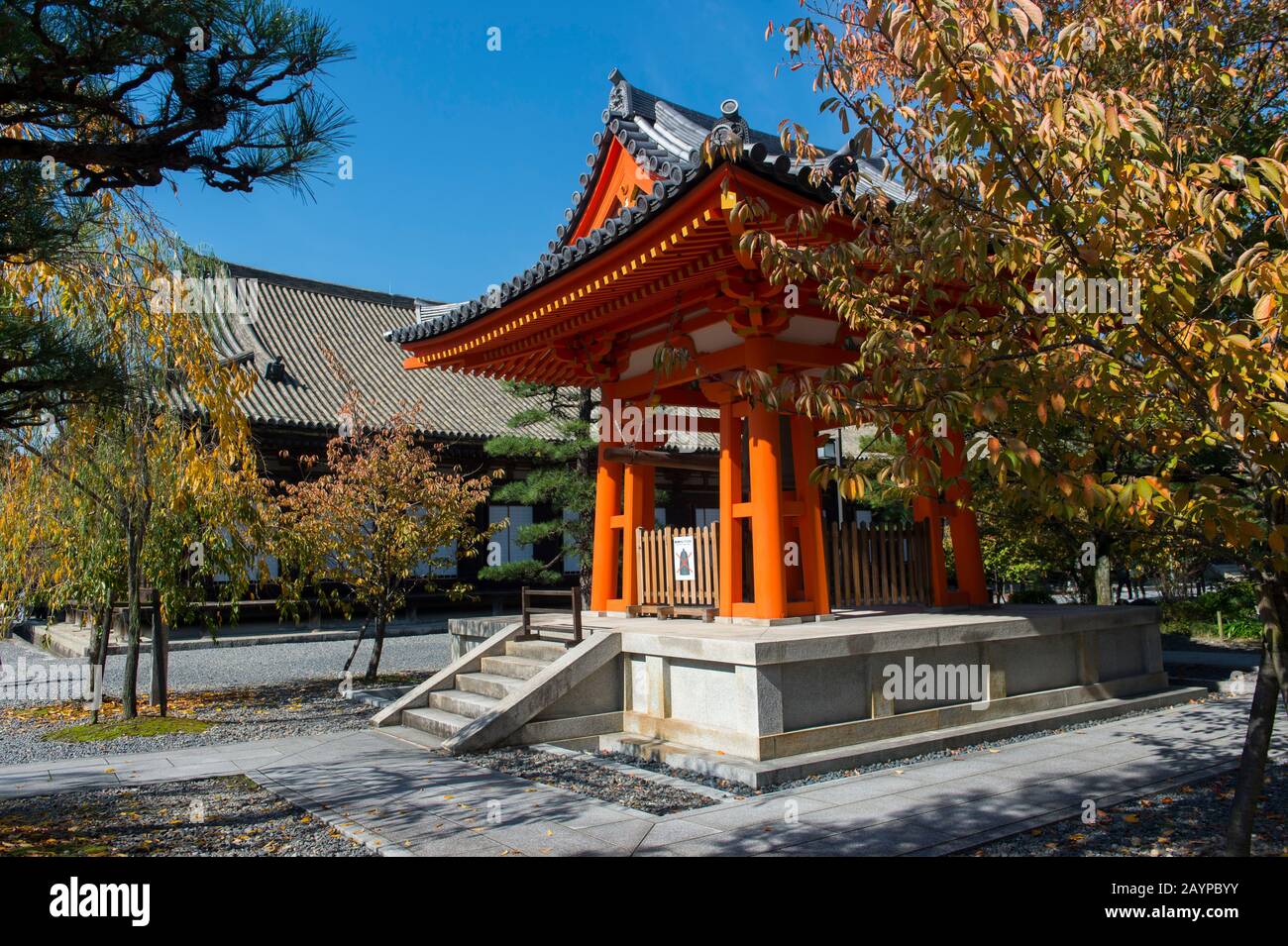 Le clocher du temple de Sanjusanendo à Kyoto, au Japon. Banque D'Images