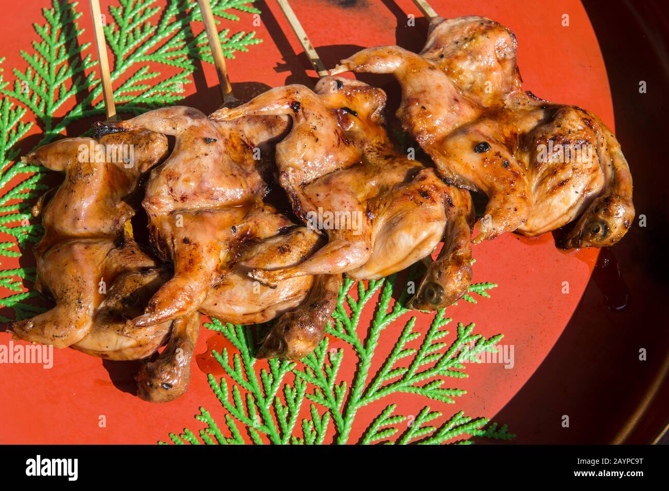 La passerelle vers le sanctuaire de Fushimi Inari Taisha à Kyoto, Japon est flanquée de vendeurs vendant des plats et des boissons aux visiteurs, ici sont caille grillée Banque D'Images