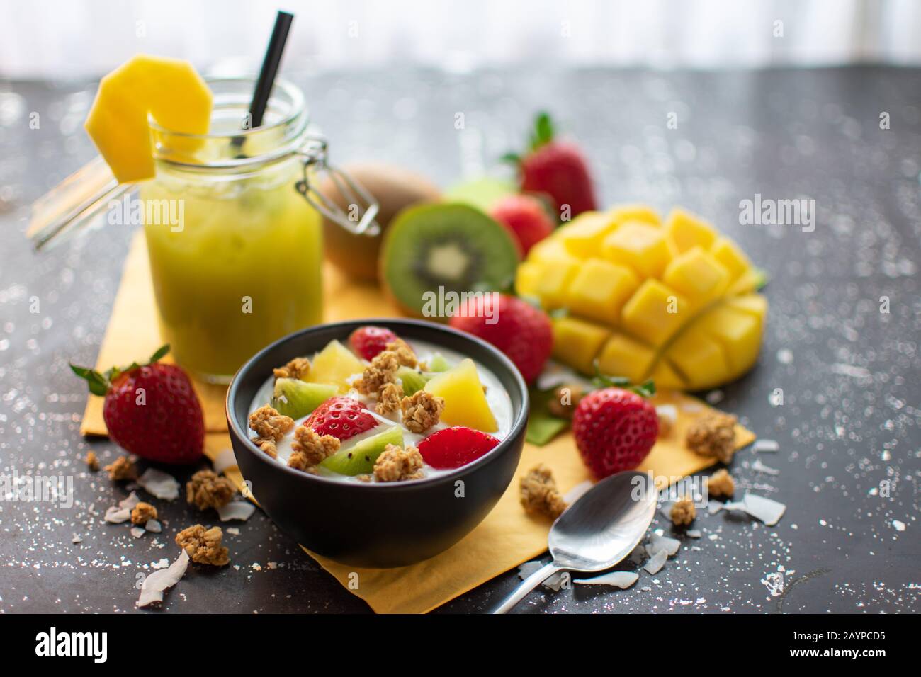 petit déjeuner sain : yaourt avec crocchies, fraises fraîches, kiwis, mangues et flocons de noix de coco avec. accompagné d'un smoothie avec tranche de mangue Banque D'Images petit déjeuner sain : yaourt avec crocchies, fraises fraîches, kiwis, mangues et flocons de noix de coco avec. accompagné d'un smoothie avec tranche de mangue Banque D'Images