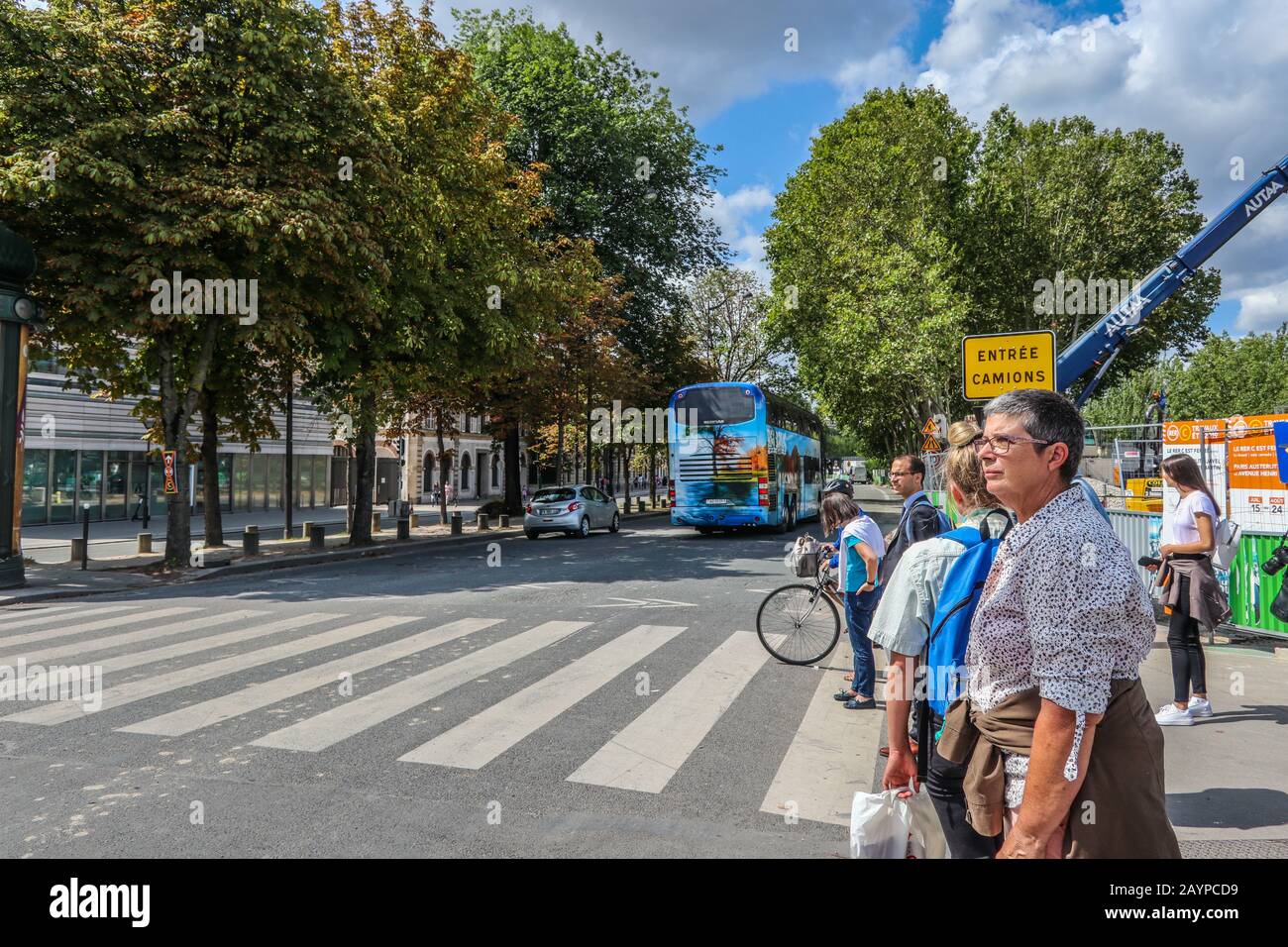Les gens qui attendent de traverser la rue au passage à Paris, en France, en Europe Banque D'Images