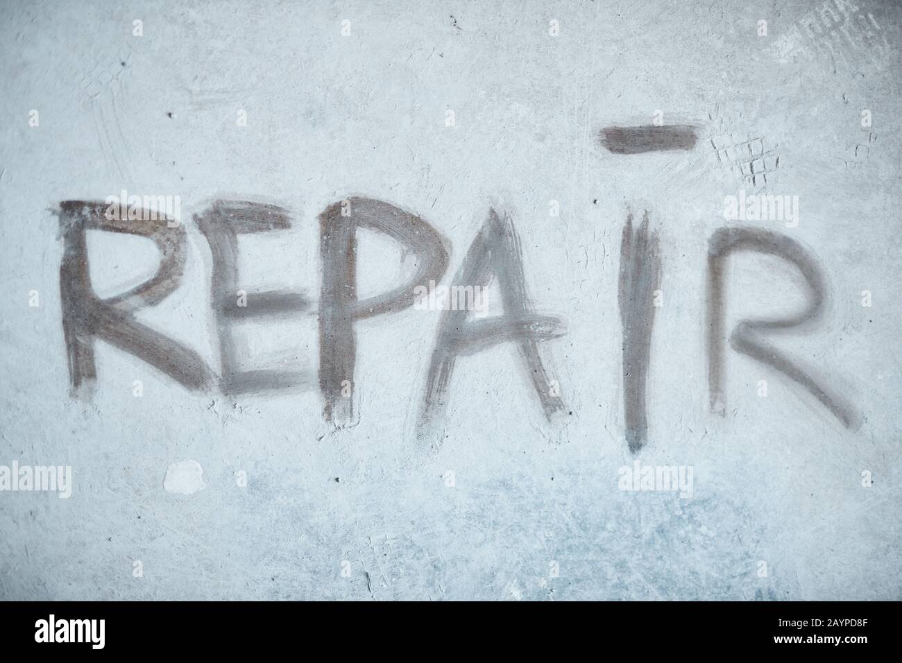 Image de fond du mot DE RÉPARATION sur le mur de béton dans la maison en construction, espace de copie Banque D'Images