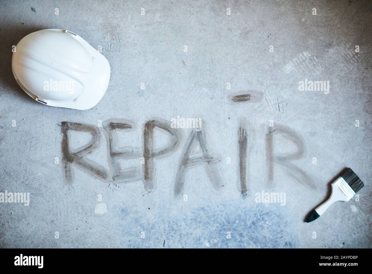 Image de fond du mot DE RÉPARATION sur le sol en béton avec des outils de construction en maison en construction, espace de copie Banque D'Images
