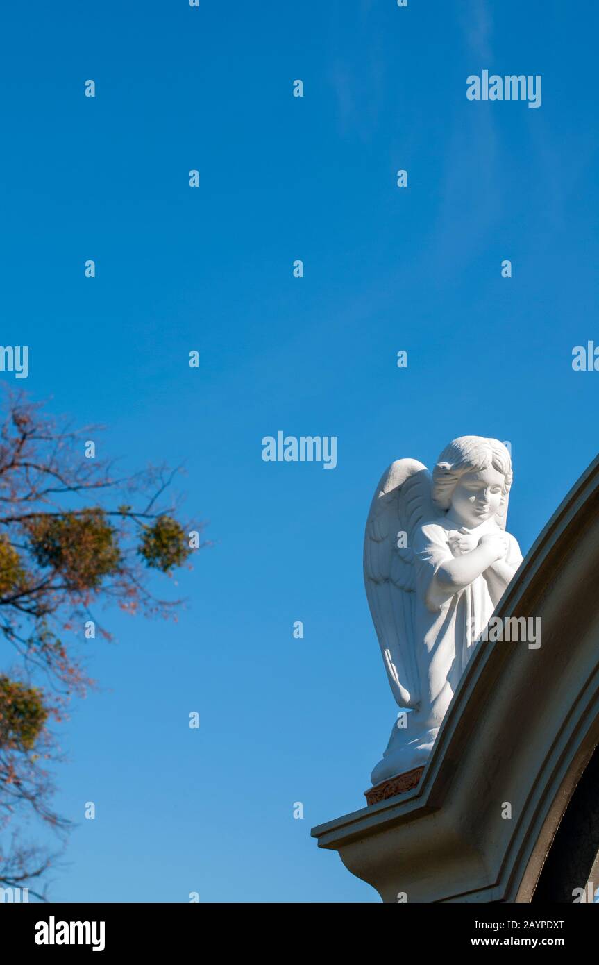 Statue d'un ange et de Jésus en plein air Banque D'Images