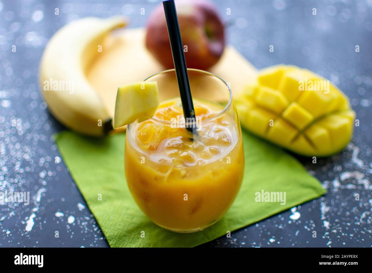 Délicieux smoothie à la mangue avec de la glace pilée et de la paille dans un verre de fruits Frais en arrière-plan Banque D'Images