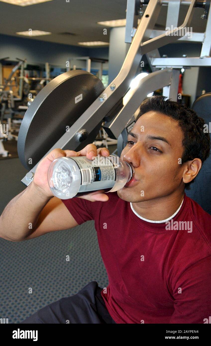 Austin, Texas: L'adolescence hispanique boissons Powerade sports boire pour hydrater dans une salle de gym moderne. Septembre 2004 ©Bob Daemmrich Banque D'Images