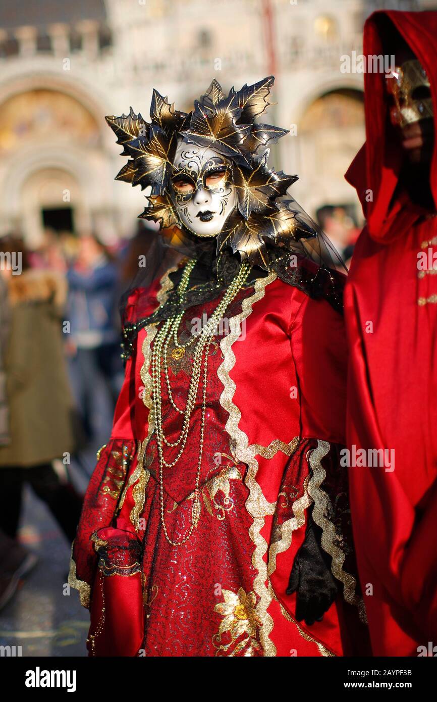 Venise, Italie - 16 février 2020 : masque les participants aux célébrations du Carnaval de 2020 de la place Saint-Marc. Banque D'Images