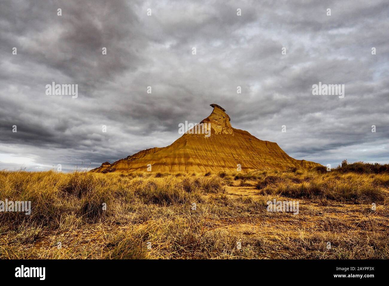 Paysage extrême du désert avec fond spectaculaire du ciel et célèbre pic Castil de Tierra à Bardenas Reales, Navarre, Espagne, Europe Banque D'Images