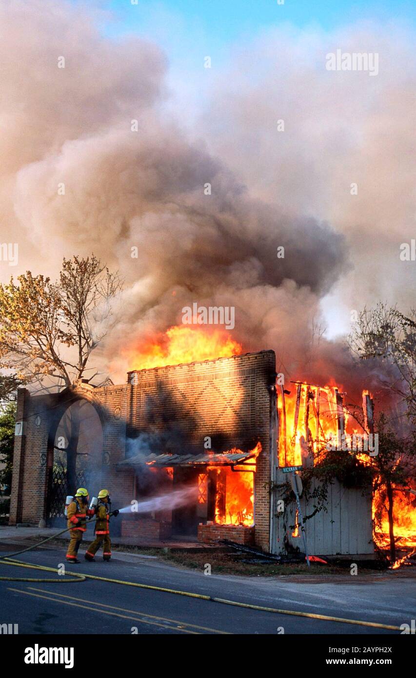 Liberty Hill, Texas : des pompiers volontaires combattent le feu d'un magasin de beauté du centre-ville. Aucune blessure. ©Bob Daemmrich Banque D'Images