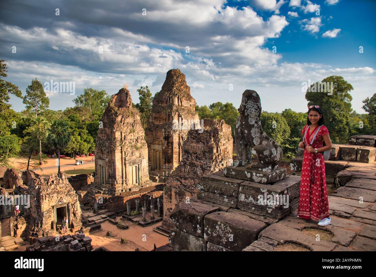 Belle fille thaïlandaise sur le haut du site du Temple pré-Rup parmi les ruines antiques du temple hindou d'Angkor Wat à Siem Reap, au Cambodge. Construit en tant que Banque D'Images