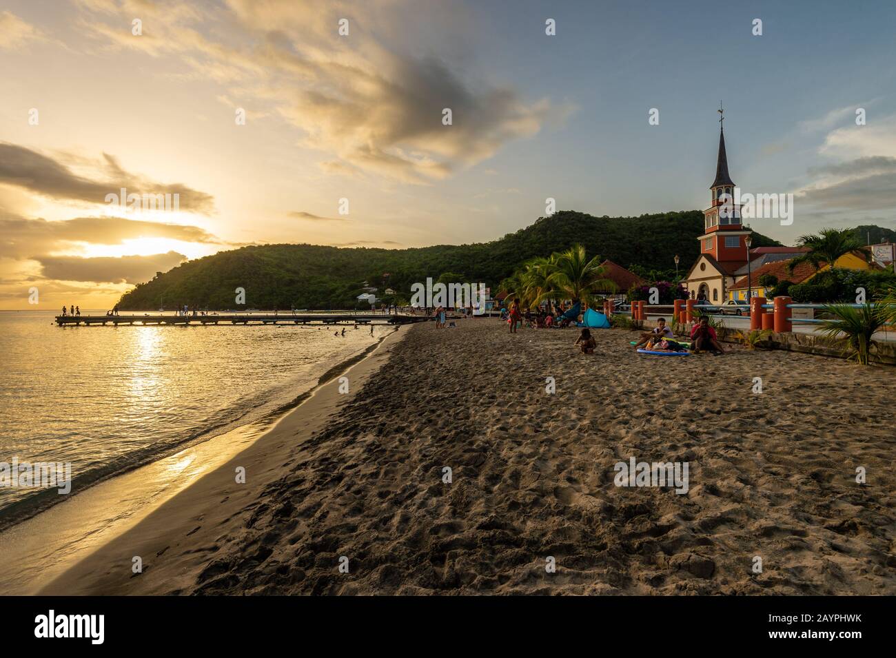Martinique, France - 18 août 2019 : village de petite Anse d'Arlet au  coucher du soleil, avec église Saint Henri et ponton Photo Stock - Alamy