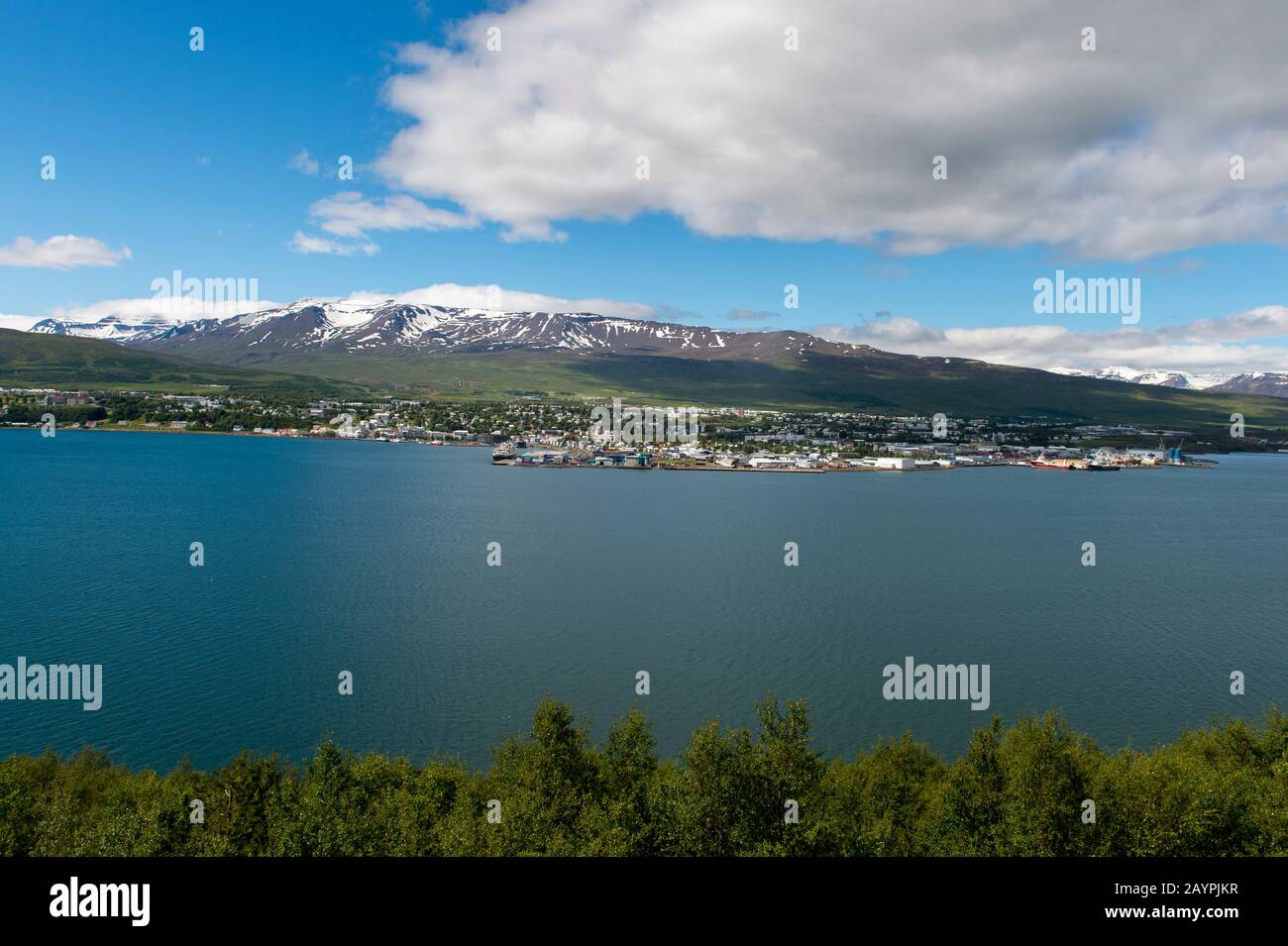 Vue sur Eyjafjordur avec la capitale du nord d'Akureyri dans le nord de l'Islande. Banque D'Images