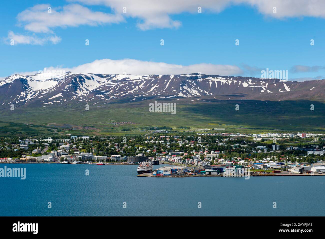 Vue sur Eyjafjordur avec la capitale du nord d'Akureyri dans le nord de l'Islande. Banque D'Images
